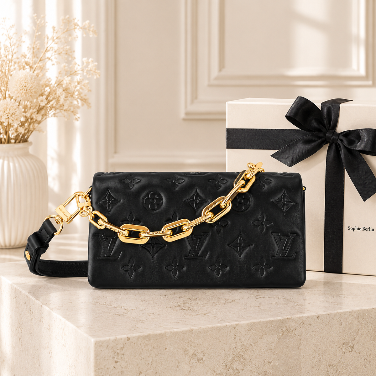Pochette Coussin – Schwarzes Lammleder mit Monogramm mit weißer Sophie Berlin Box und schwarzer Schleife