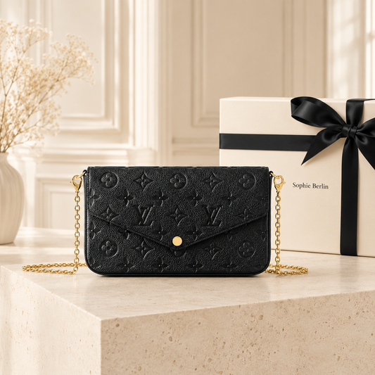 Pochette Félicie – Monogram Empreinte in Schwarz mit weißer Sophie Berlin Box und schwarzer Schleife
