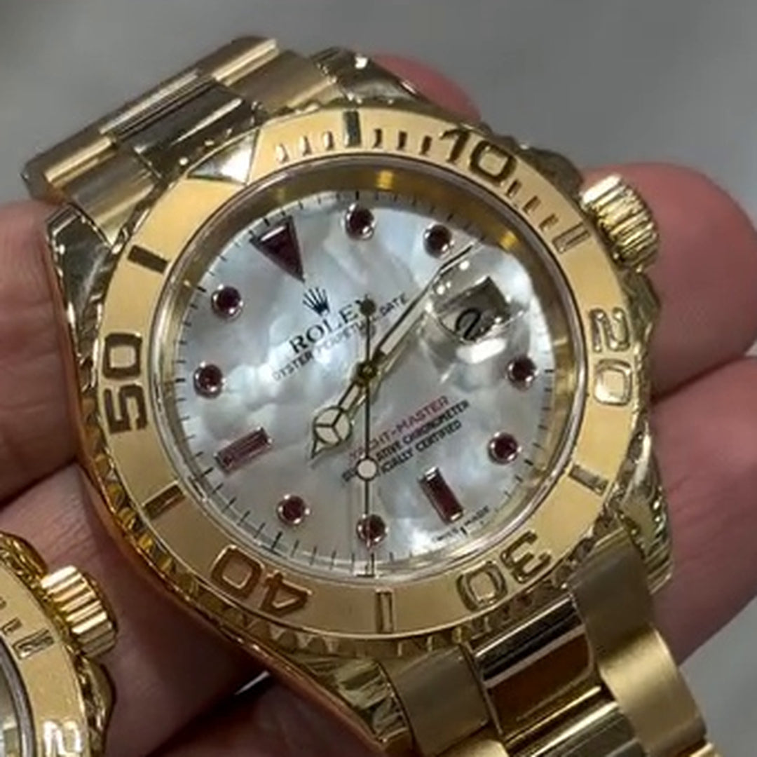 Ruby-Ausführung mit roten Stundenmarkierungen – Detail aus dem Originalvideo.