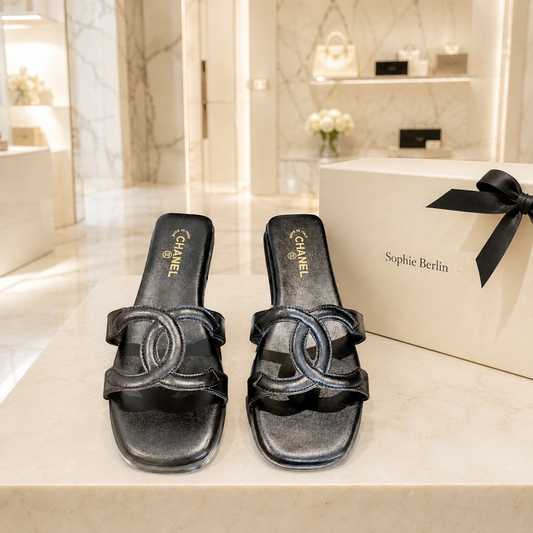 Glänzende Premium-Pantoletten – Flach & elegant – Luxus-Profilansicht