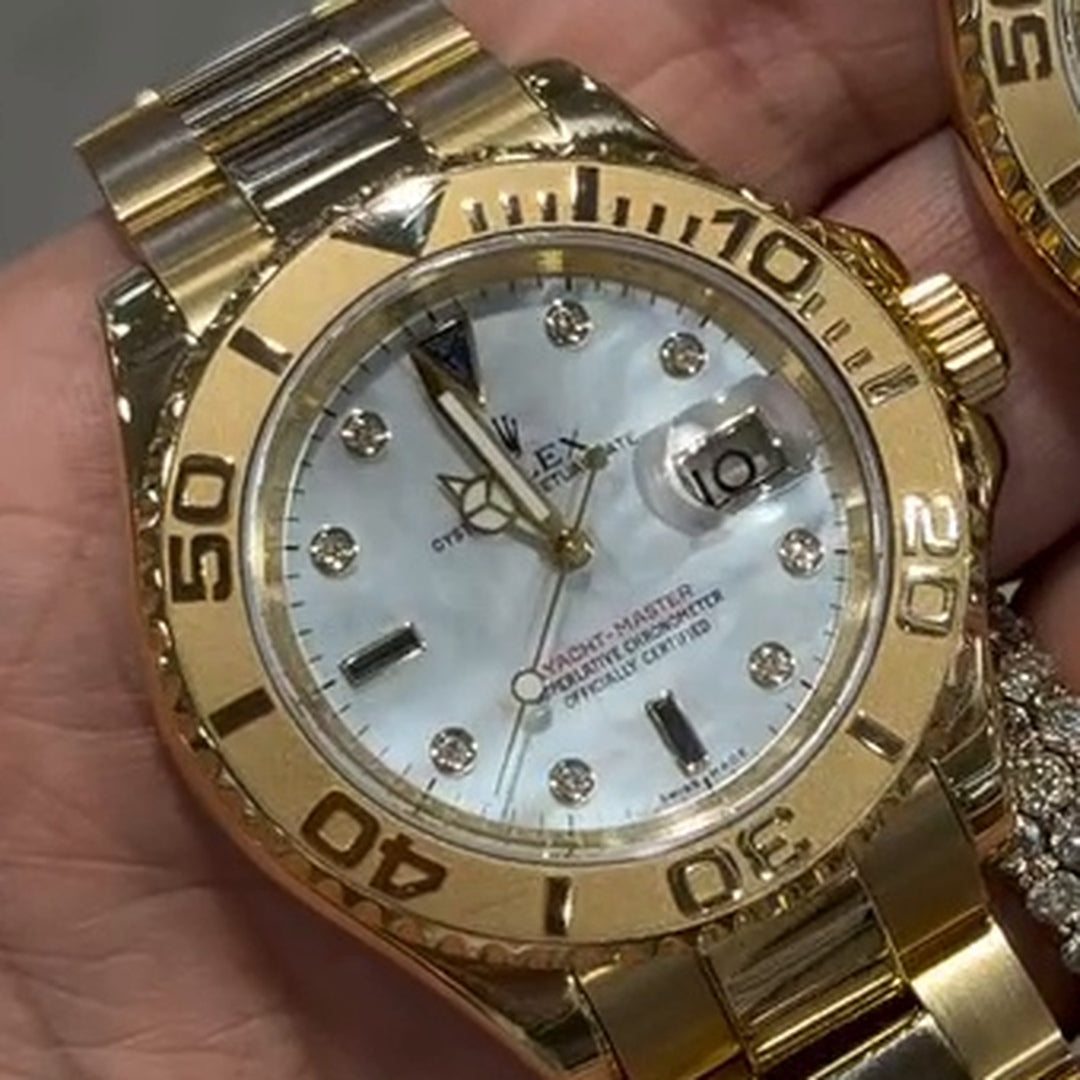 Sapphire-Ausführung mit dunklen und hellen Stundenmarkierungen – Detail aus dem Originalvideo.