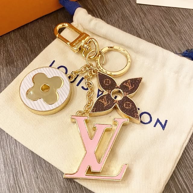 Monogramm-Blüten-Schlüsselanhänger mit goldfarbenen Charms – Originalansicht 1