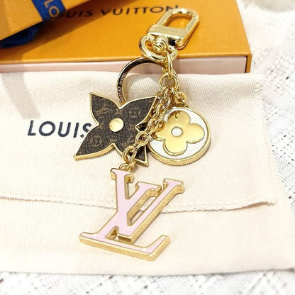 Monogramm-Blüten-Schlüsselanhänger mit goldfarbenen Charms – Originalansicht 2