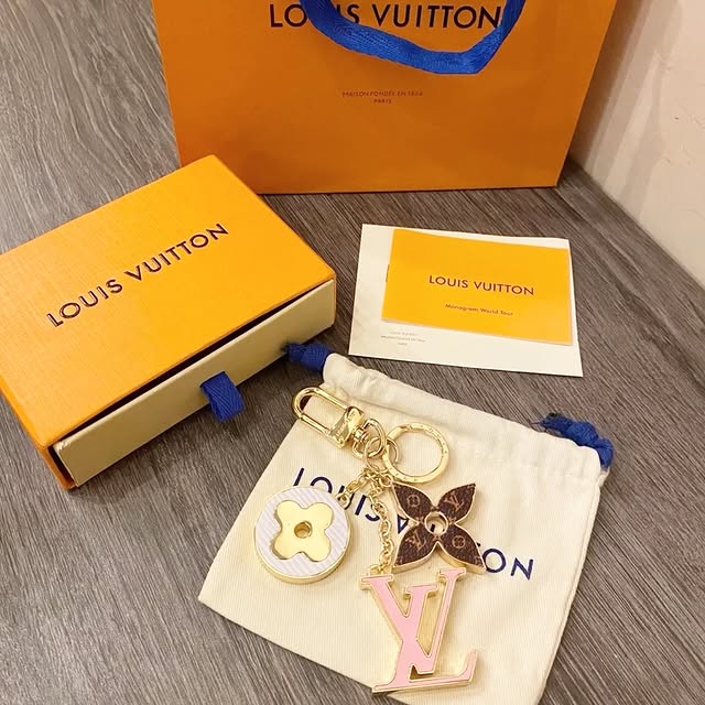 Monogramm-Blüten-Schlüsselanhänger mit goldfarbenen Charms – Originalansicht 3