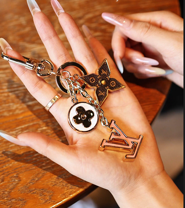 Monogramm-Blüten-Schlüsselanhänger mit goldfarbenen Charms – Originalansicht 4