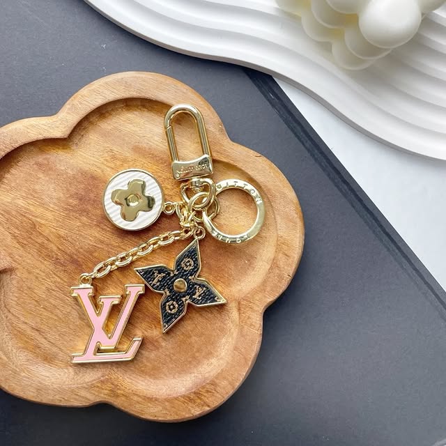 Monogramm-Blüten-Schlüsselanhänger mit goldfarbenen Charms – Originalansicht 5
