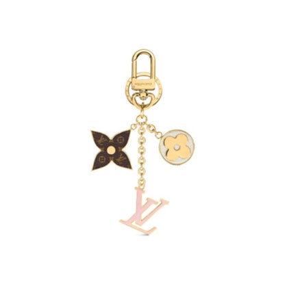 Monogramm-Blüten-Schlüsselanhänger mit goldfarbenen Charms – Originalansicht 6