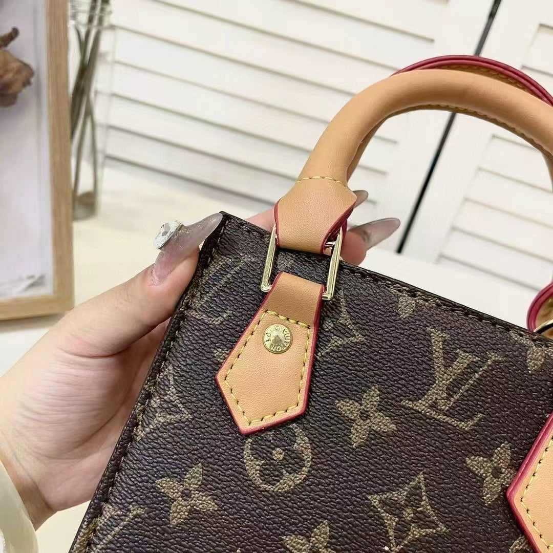 Monogramm-Blüten-Schlüsselanhänger mit goldfarbenen Charms – Originalansicht 8