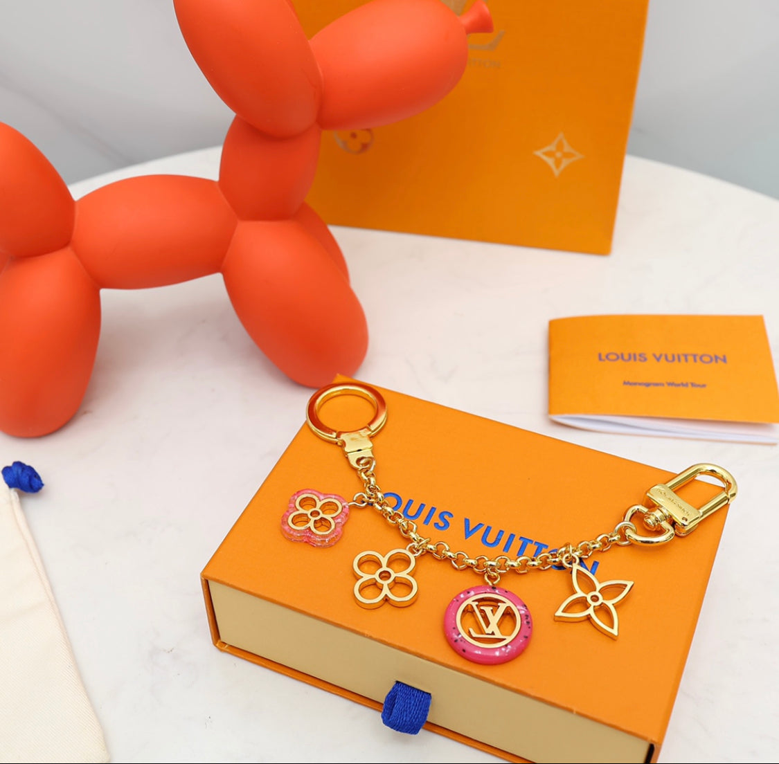 Eleganter Mini-Taschenanhänger mit goldfarbenem Clip – Originalansicht 2