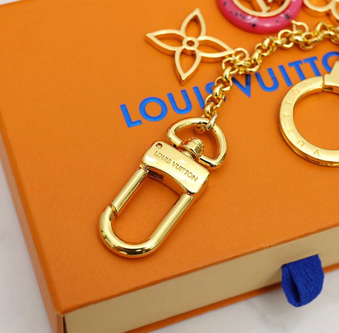 Eleganter Mini-Taschenanhänger mit goldfarbenem Clip – Originalansicht 3