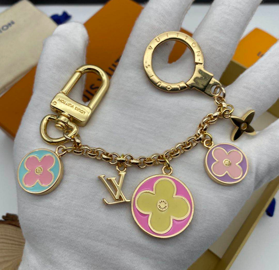 Eleganter Mini-Taschenanhänger mit goldfarbenem Clip – Originalansicht 4