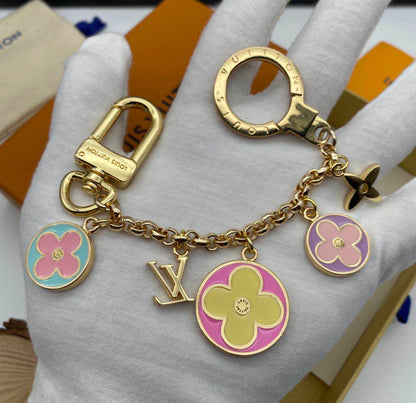 Eleganter Mini-Taschenanhänger mit goldfarbenem Clip – Originalansicht 4