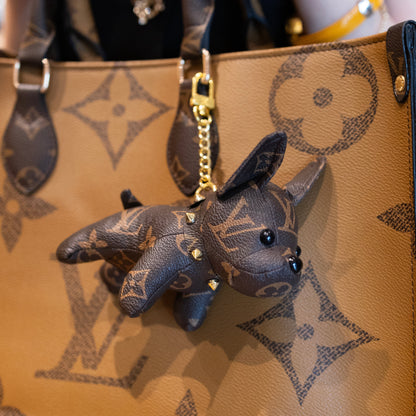 Hundeförmiger Monogramm-Taschenanhänger – Originalansicht 4
