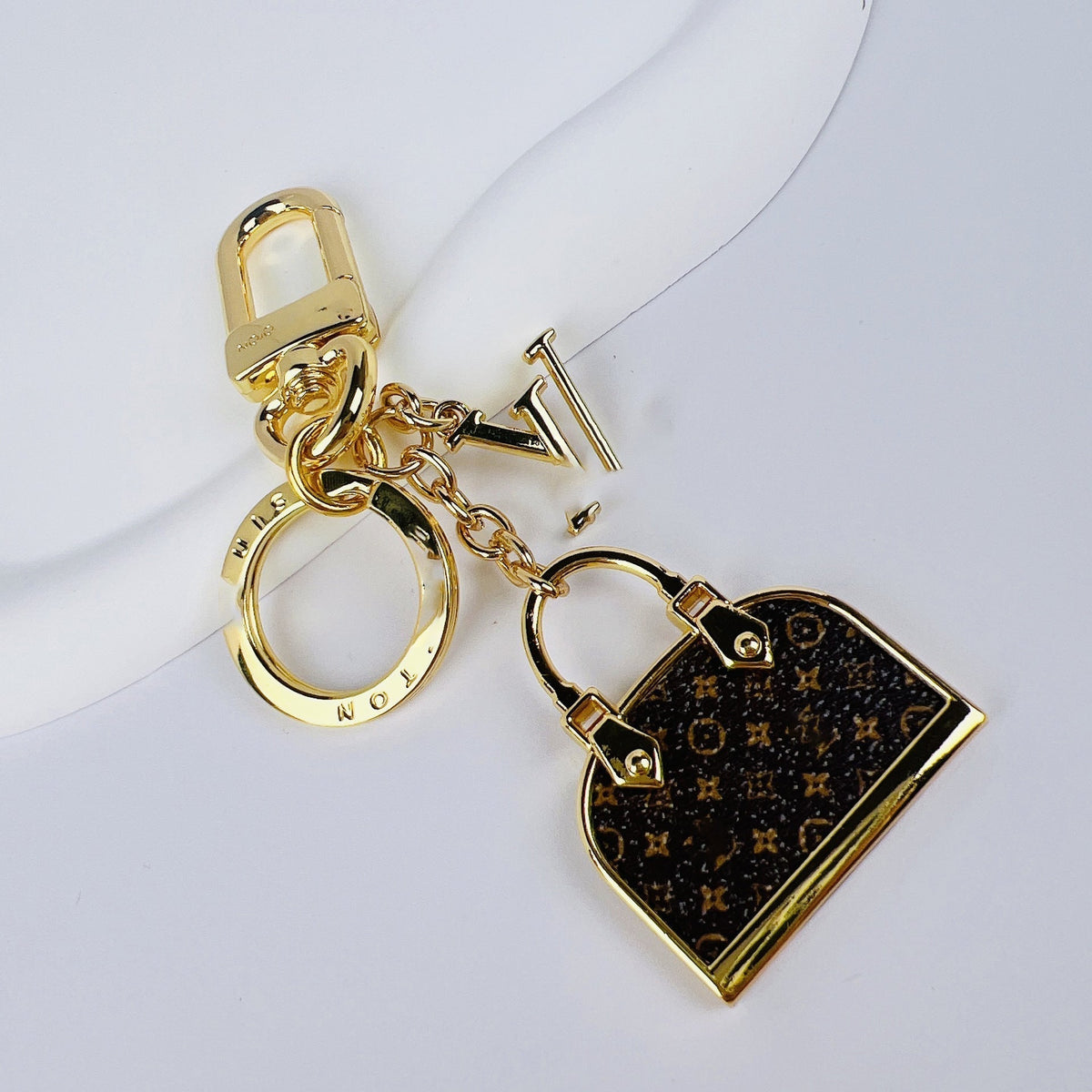 Designer-Mini-Taschenanhänger mit Metallcharms – Originalansicht 1