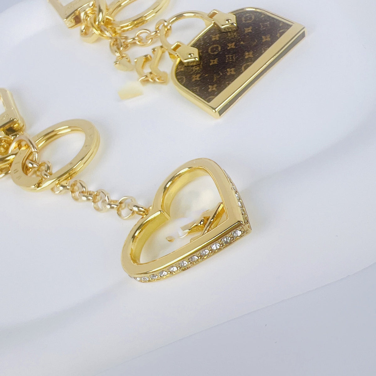 Designer-Mini-Taschenanhänger mit Metallcharms – Originalansicht 4