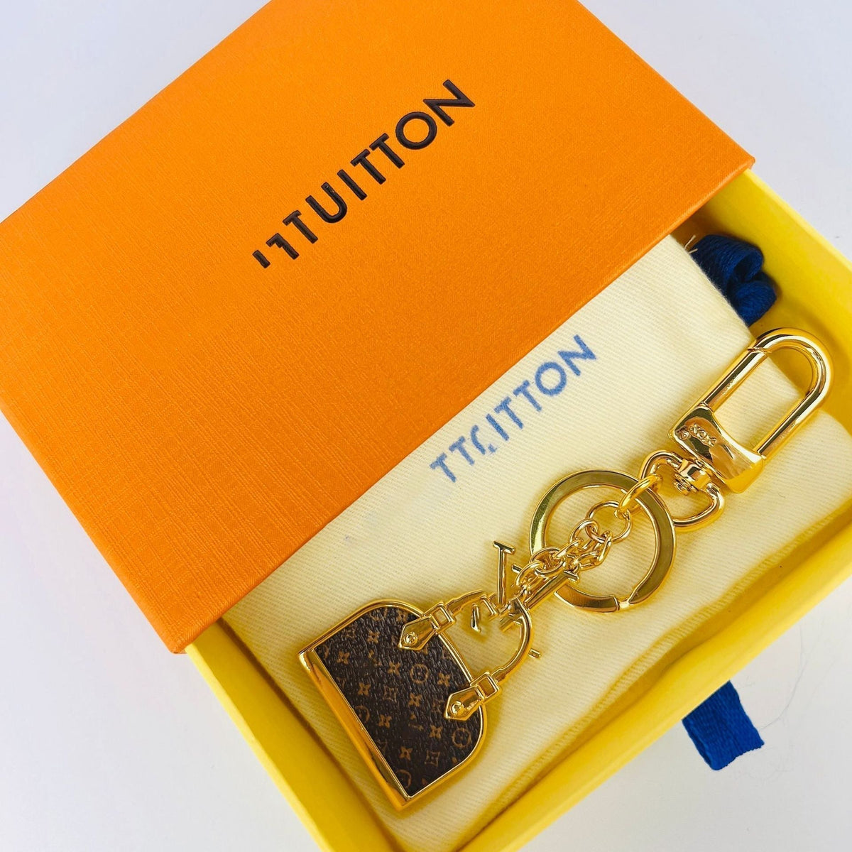 Designer-Mini-Taschenanhänger mit Metallcharms – Originalansicht 6
