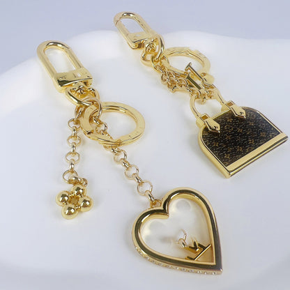 Designer-Mini-Taschenanhänger mit Metallcharms – Originalansicht 8