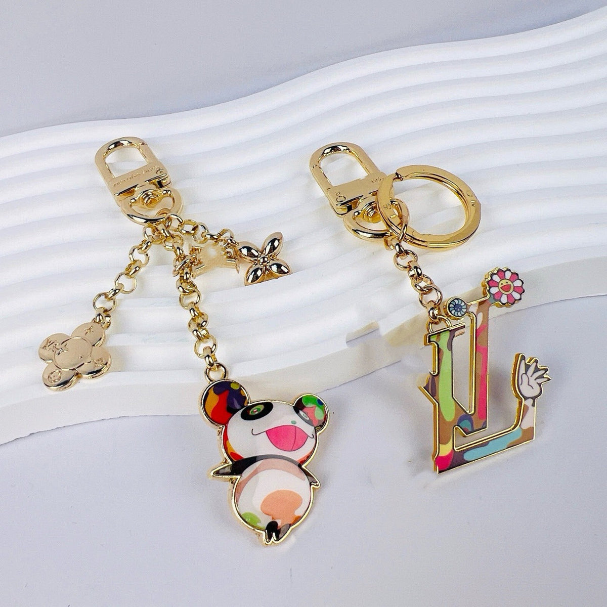 Floraler Schlüsselanhänger mit Monogramm-Charms – Originalansicht 2