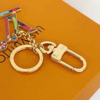 Floraler Schlüsselanhänger mit Monogramm-Charms – Originalansicht 3
