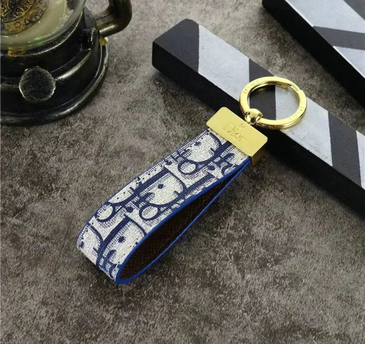 Farbiger Riemen-Schlüsselanhänger mit Metallclip – Originalansicht 3