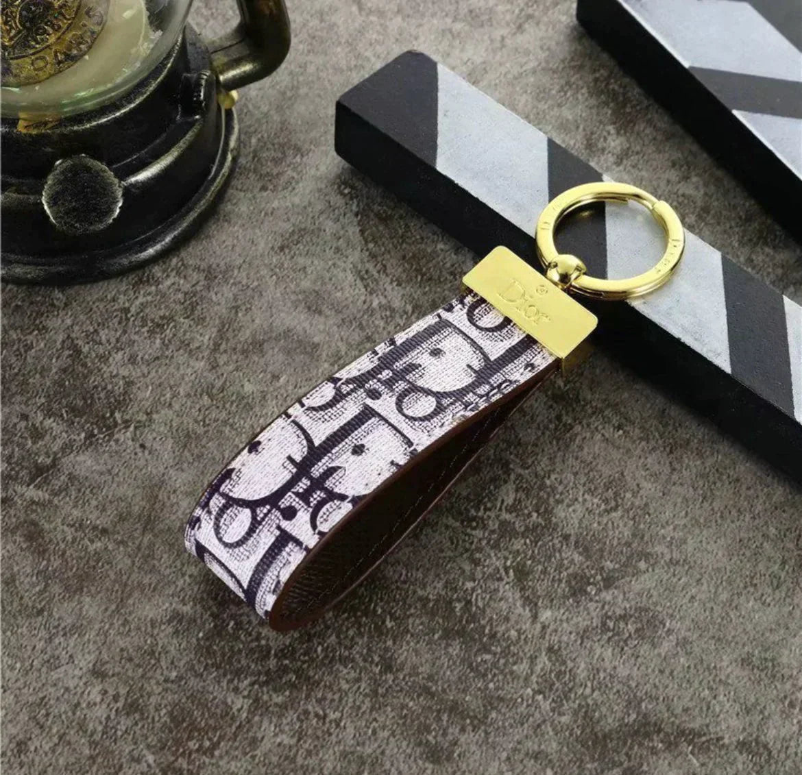 Farbiger Riemen-Schlüsselanhänger mit Metallclip – Originalansicht 4