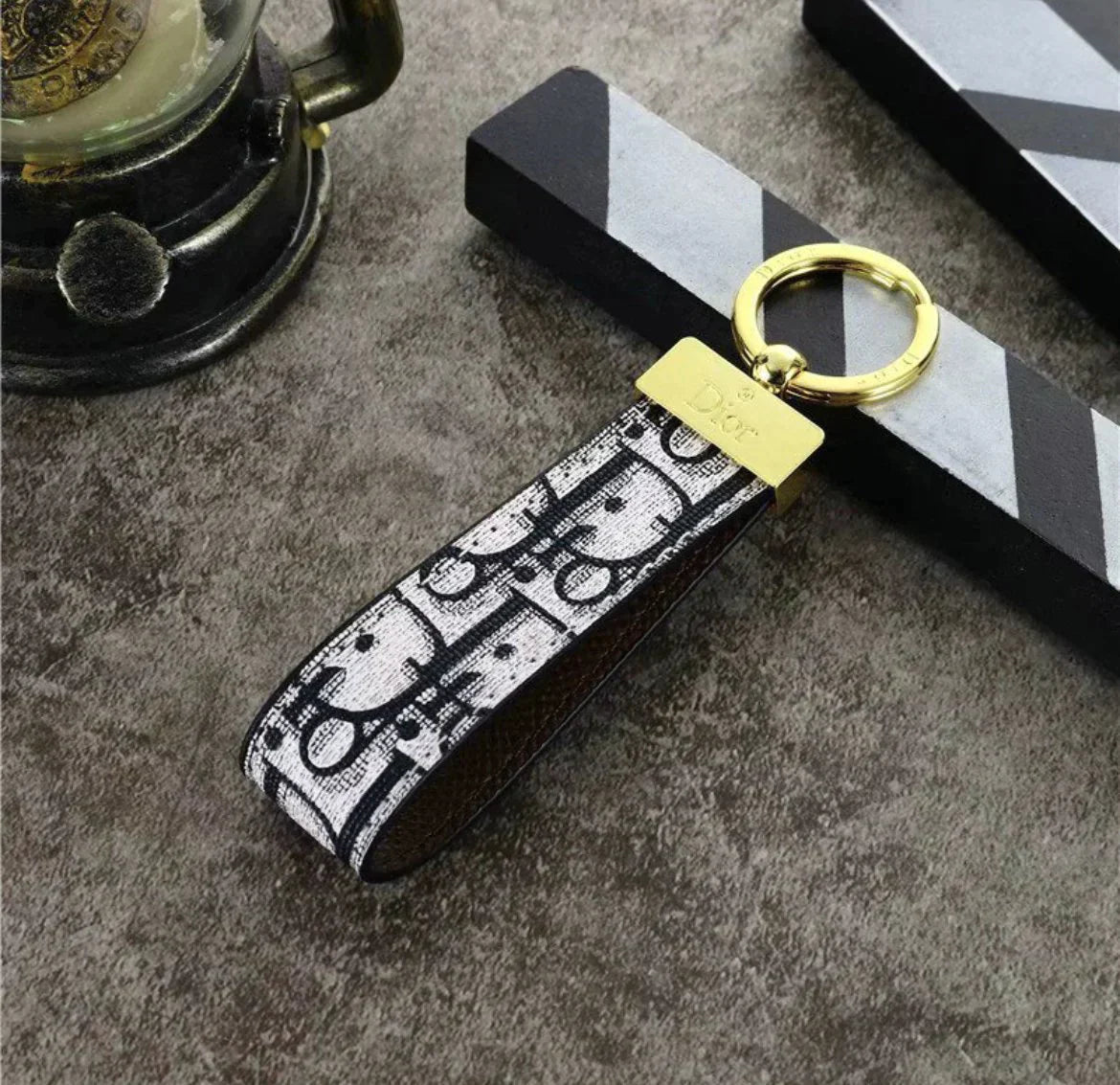 Farbiger Riemen-Schlüsselanhänger mit Metallclip – Originalansicht 5