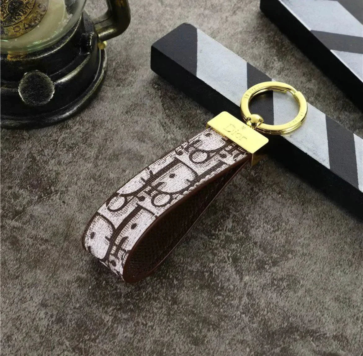Farbiger Riemen-Schlüsselanhänger mit Metallclip – Originalansicht 6