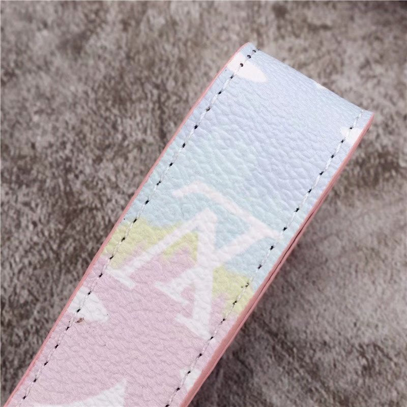 Monogramm-Schlüsselanhänger-Kollektion mit goldfarbenen Details – Originalansicht 3