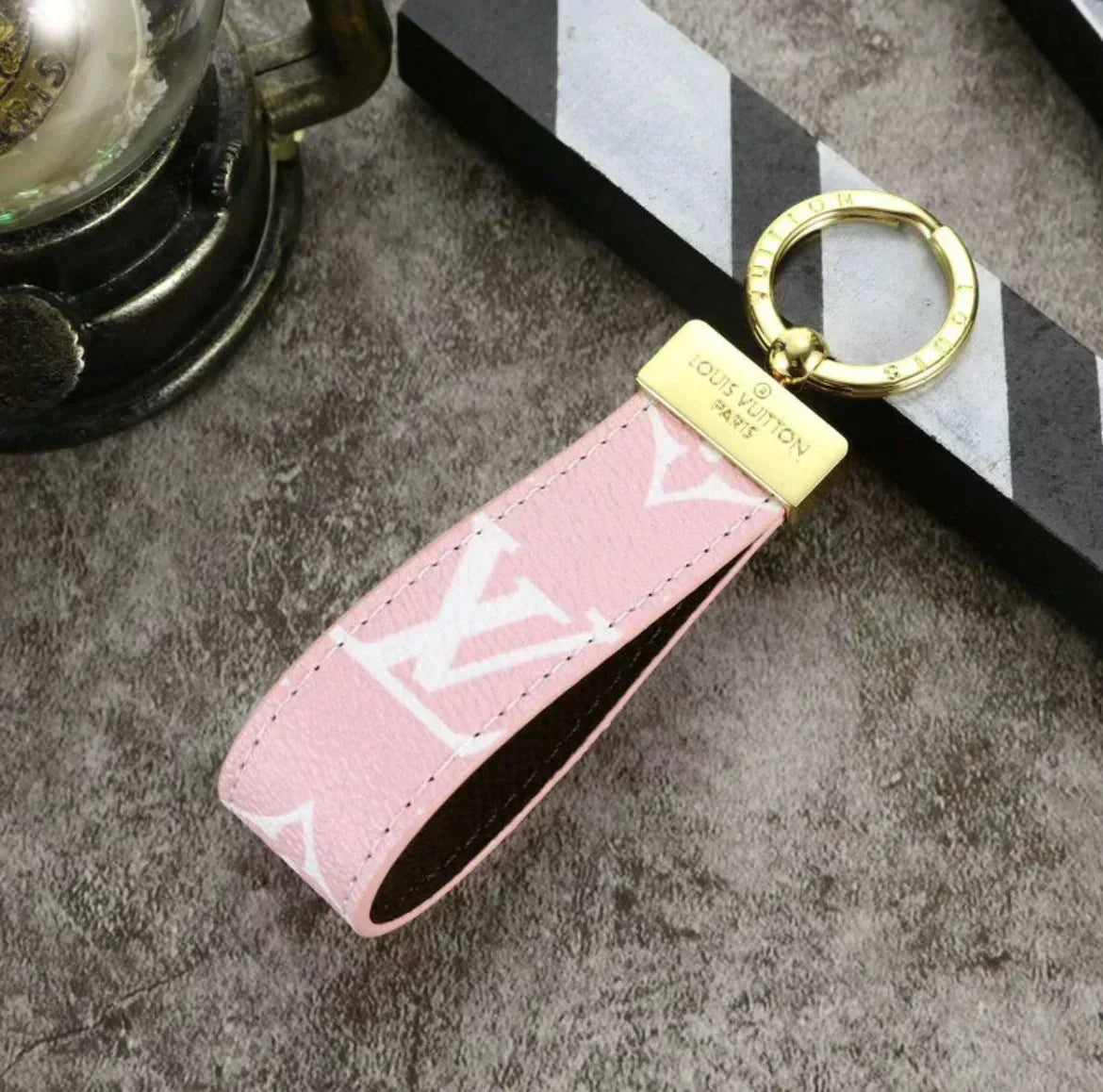 Monogramm-Schlüsselanhänger in sieben Farbvarianten – Originalansicht 12