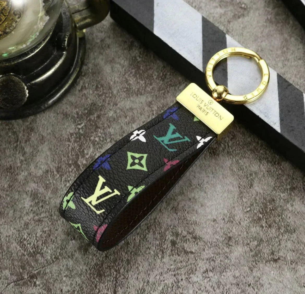 Monogramm-Schlüsselanhänger in sieben Farbvarianten – Originalansicht 13