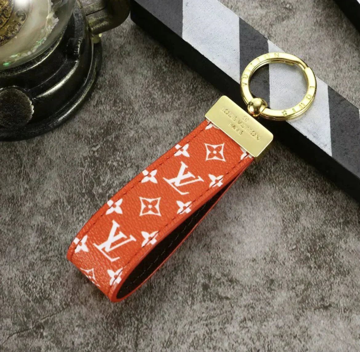 Monogramm-Schlüsselanhänger in sieben Farbvarianten – Originalansicht 14