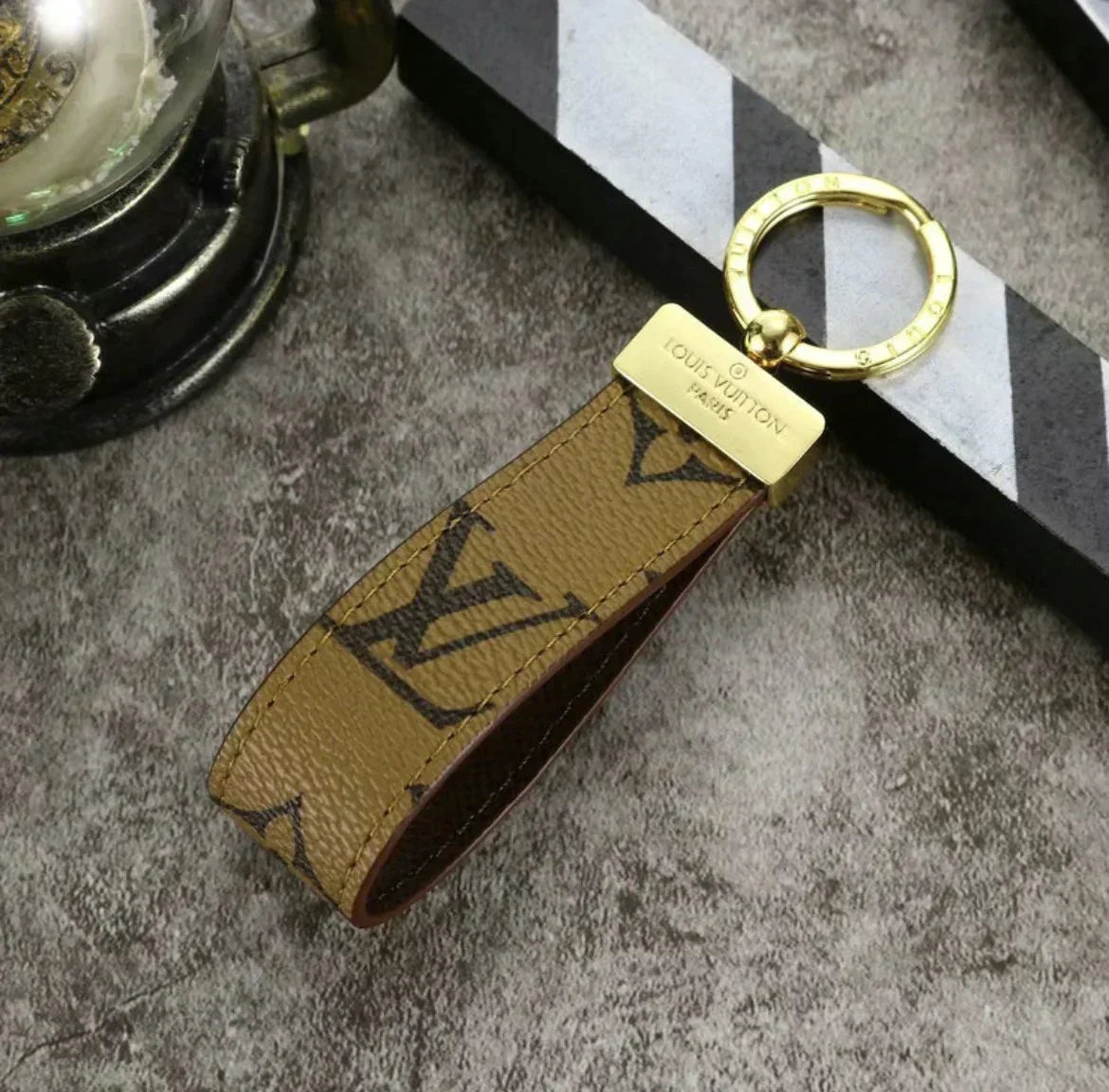 Monogramm-Schlüsselanhänger in sieben Farbvarianten – Originalansicht 15