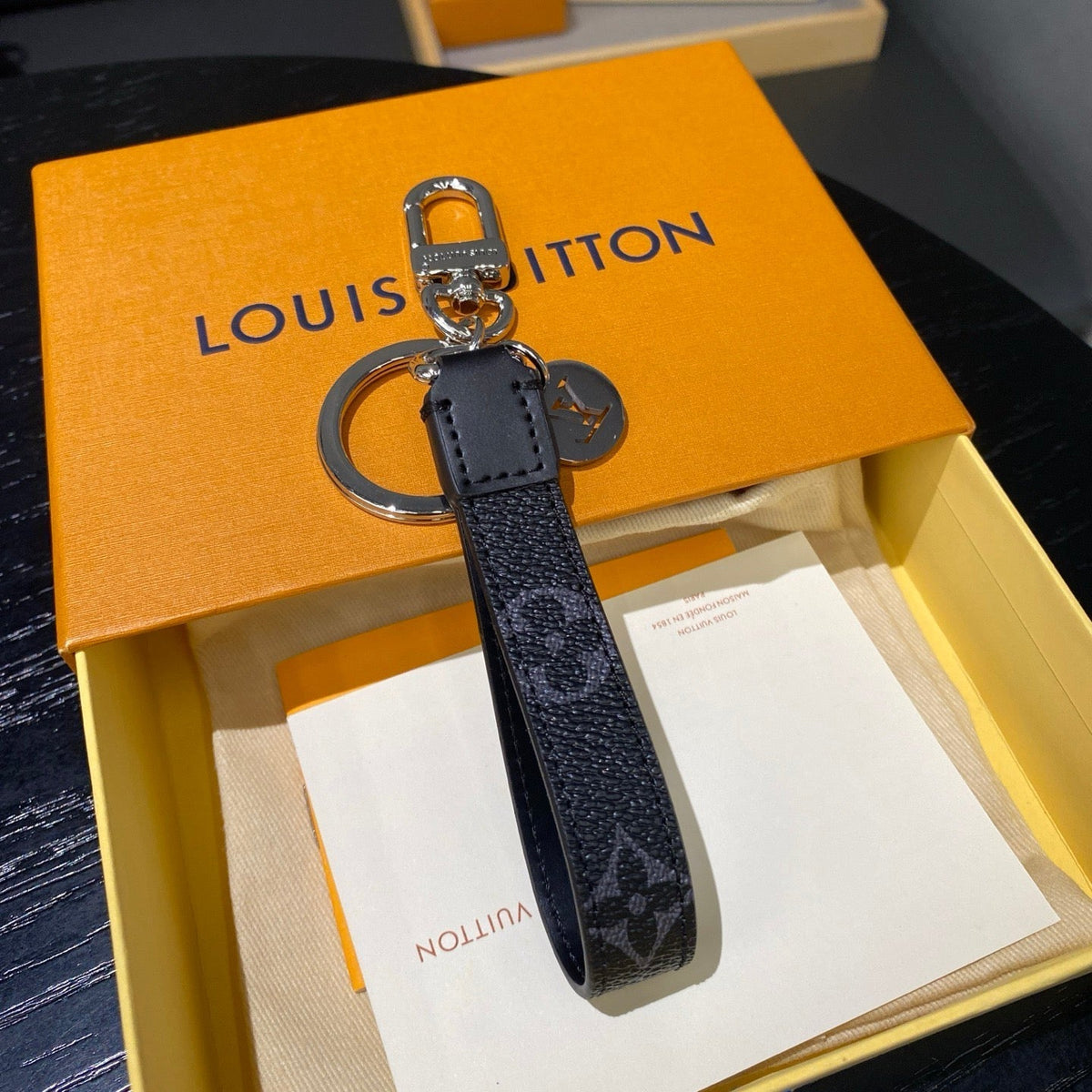 Schmaler Monogramm-Schlüsselanhänger mit Karabiner – Originalansicht 2