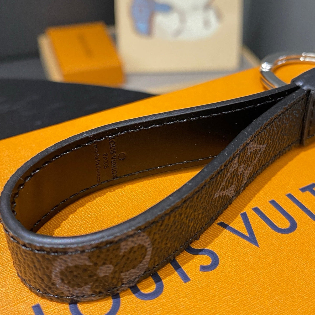 Schmaler Monogramm-Schlüsselanhänger mit Karabiner – Originalansicht 3