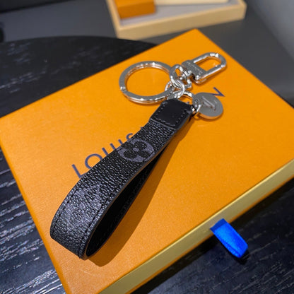 Schmaler Monogramm-Schlüsselanhänger mit Karabiner – Originalansicht 4