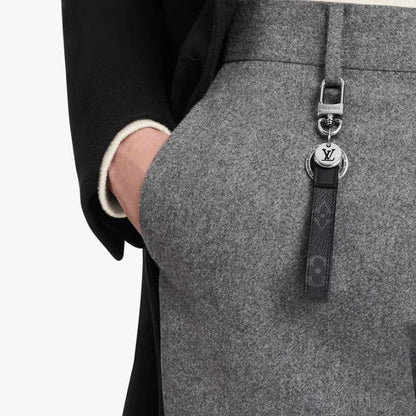 Schmaler Monogramm-Schlüsselanhänger mit Karabiner – Originalansicht 7