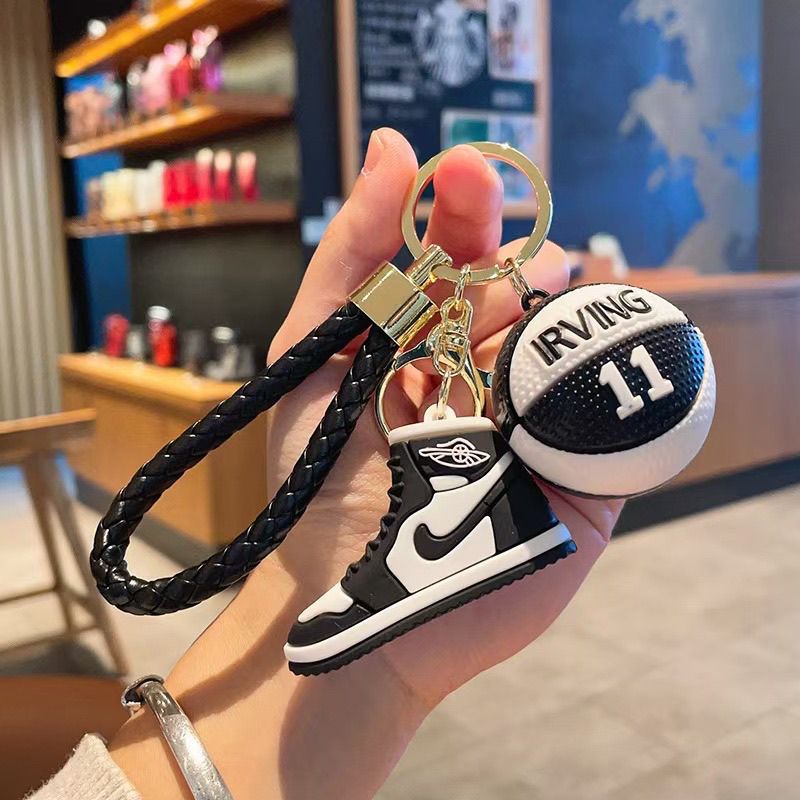 Mini-Sneaker-Schlüsselanhänger mit Basketball-Charm – Originalansicht 1