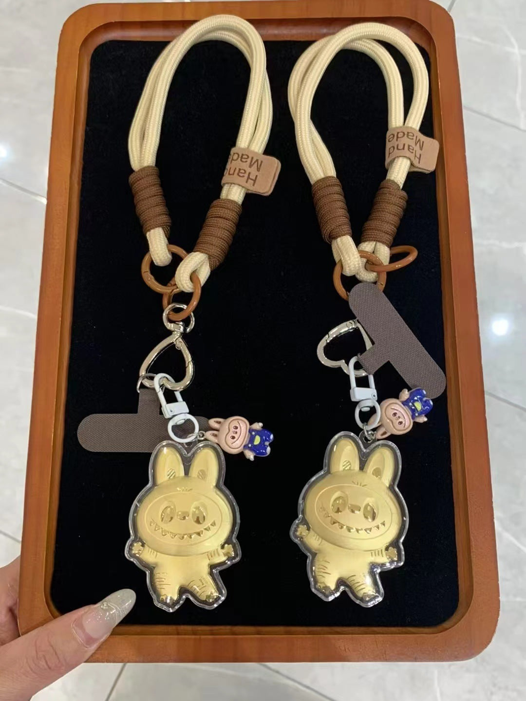 Goldfarbener Mini-Figurenanhänger – Originalansicht 2