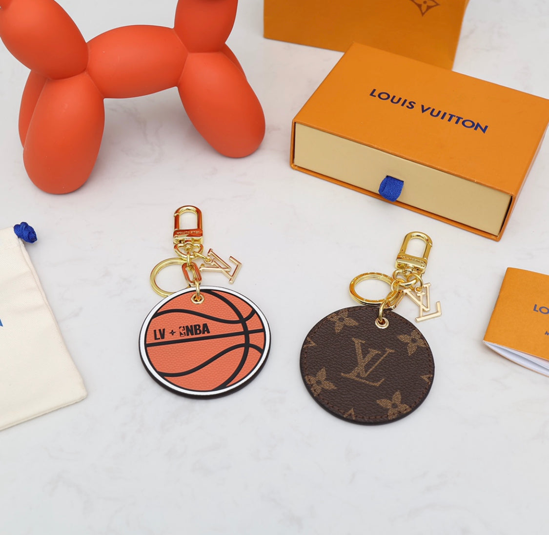 Figuren-Schlüsselanhänger mit Monogramm-Outfit – Originalansicht 3