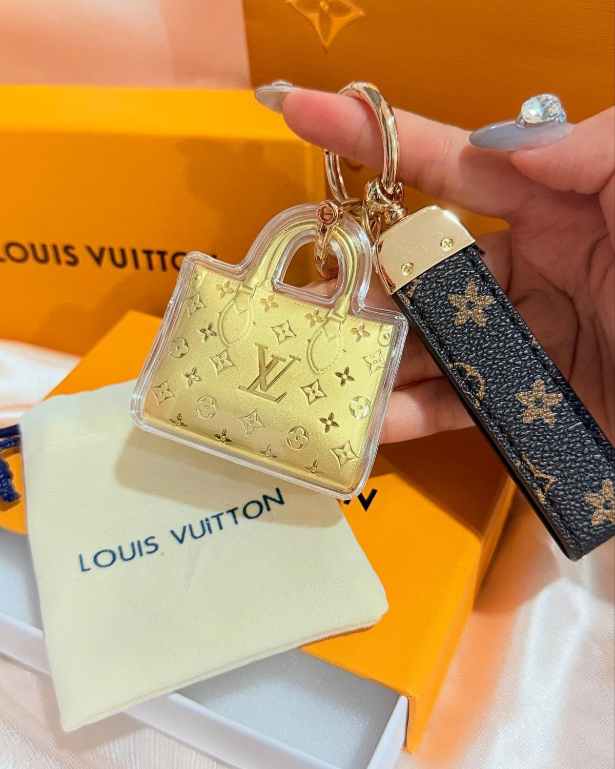 Goldfarbener Mini-Taschenanhänger mit zwei Ausführungen – Originalansicht 1