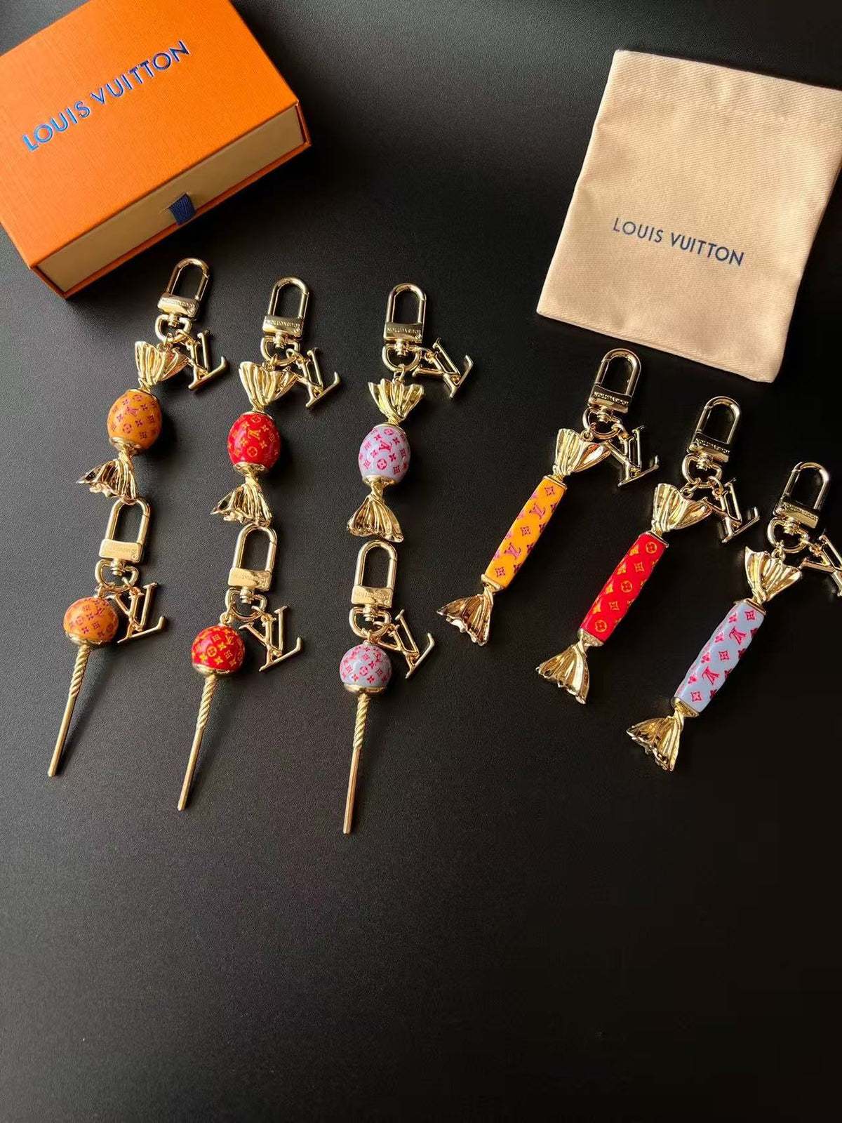 Lollipop-Schlüsselanhänger mit Monogramm-Details – Originalansicht 10