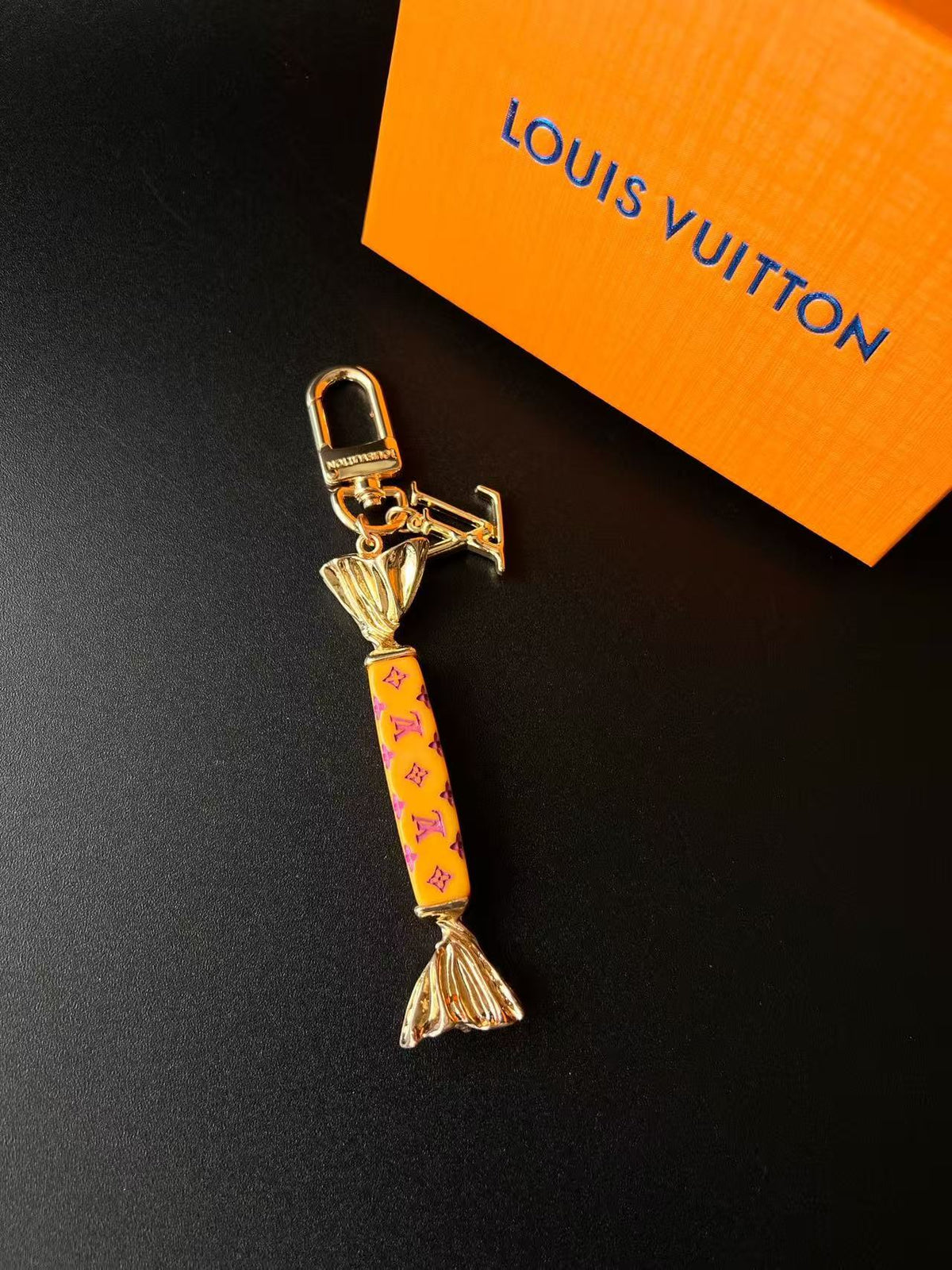 Lollipop-Schlüsselanhänger mit Monogramm-Details – Originalansicht 11