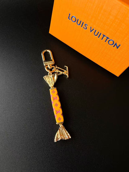Lollipop-Schlüsselanhänger mit Monogramm-Details – Originalansicht 11