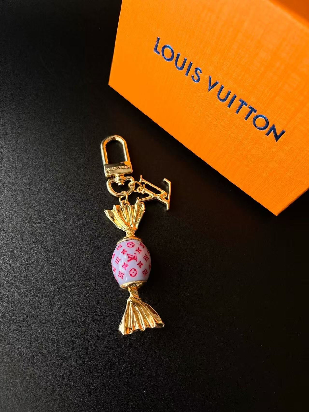 Lollipop-Schlüsselanhänger mit Monogramm-Details – Originalansicht 12