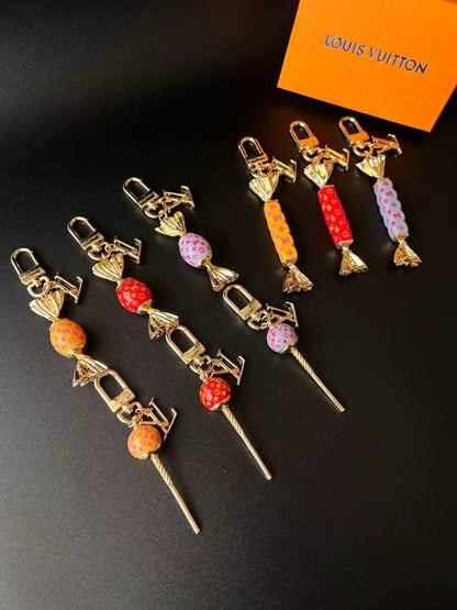 Lollipop-Schlüsselanhänger mit Monogramm-Details – Originalansicht 13