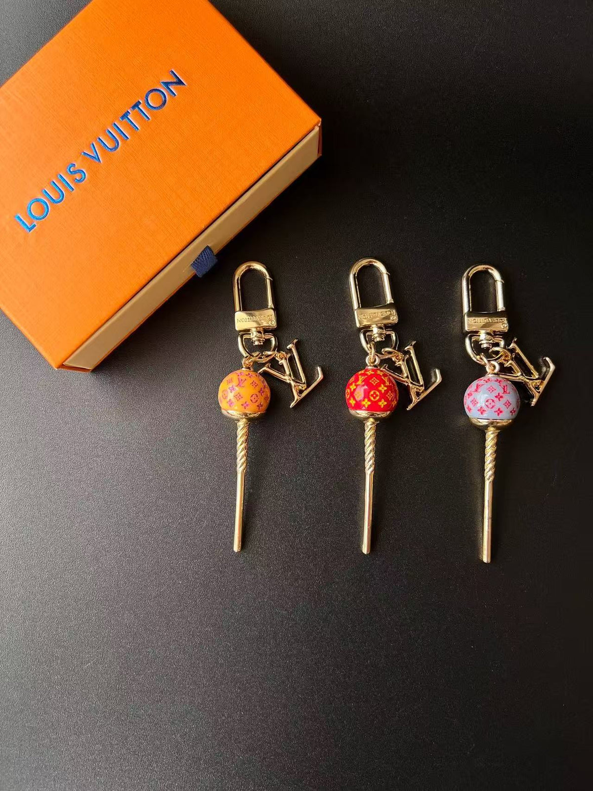 Lollipop-Schlüsselanhänger mit Monogramm-Details – Originalansicht 14