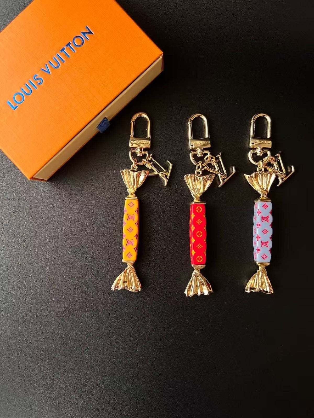 Lollipop-Schlüsselanhänger mit Monogramm-Details – Originalansicht 15