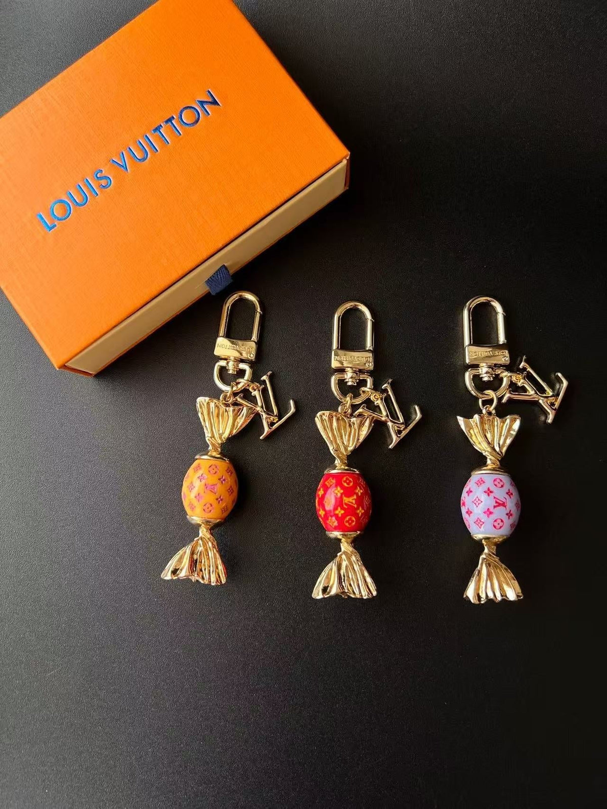 Lollipop-Schlüsselanhänger mit Monogramm-Details – Originalansicht 16