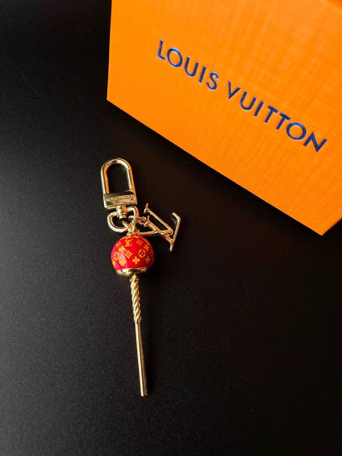 Lollipop-Schlüsselanhänger mit Monogramm-Details – Originalansicht 17