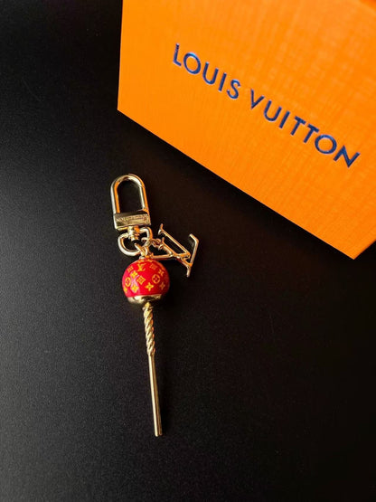 Lollipop-Schlüsselanhänger mit Monogramm-Details – Originalansicht 17
